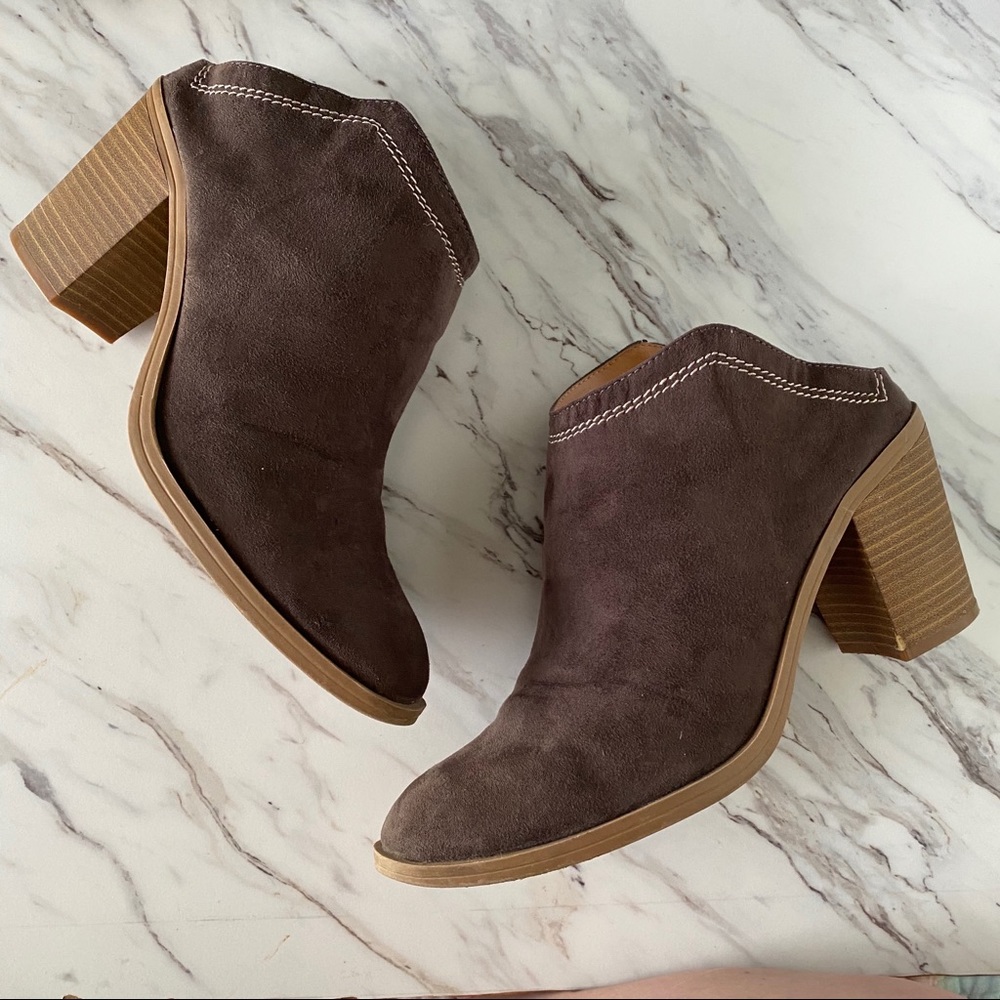 🍉 5 for $25 Sale! 🍉 
Dolce Vita Distressed Mule